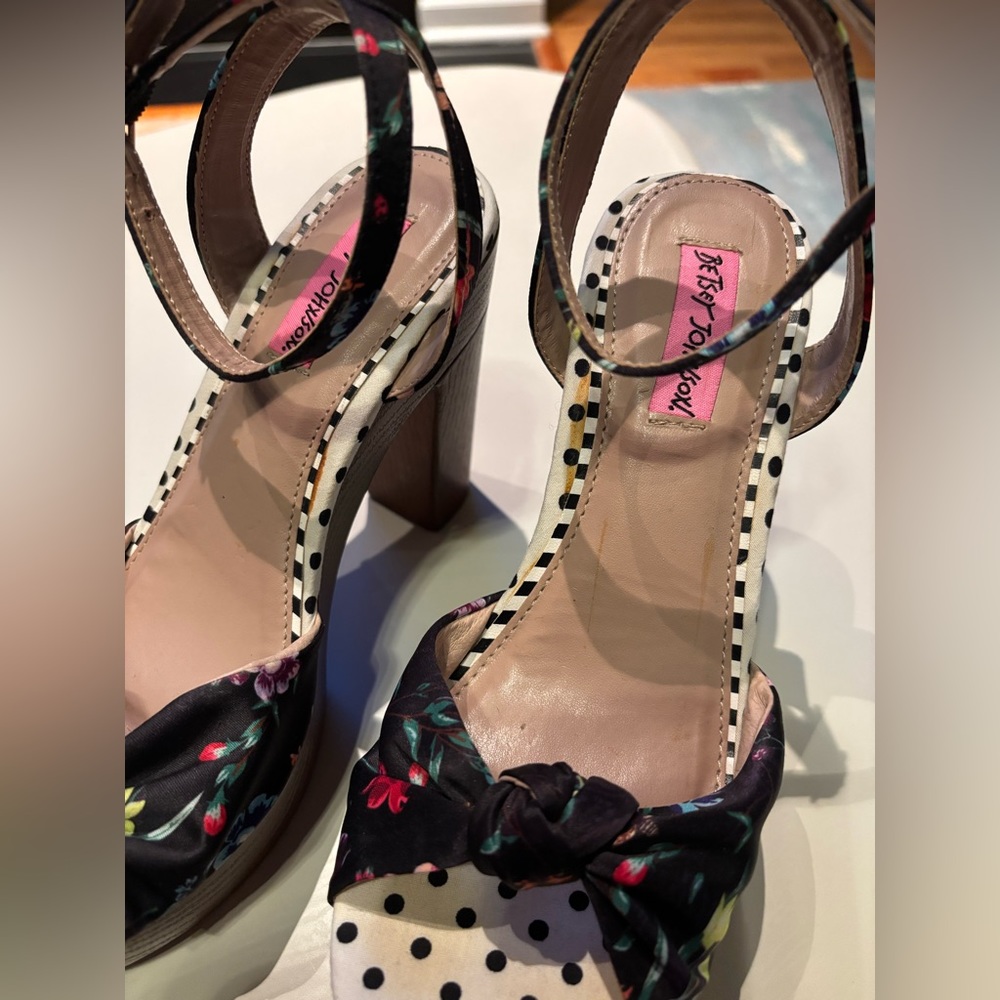💥SOLD💥
Betsey Johnson pin-up block heels in floral polka dots, study heel - Picture 2 of 8